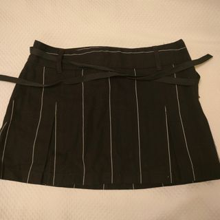 Falda corta negra con rayas blancas