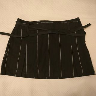 Falda corta negra con rayas blancas