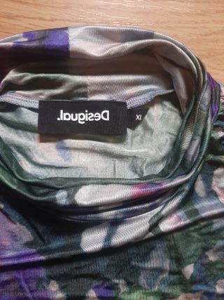 Camiseta Desigual floral cuello alto