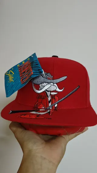 Gorra Roja con Diseño de Pirata