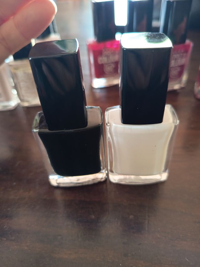 Esmaltes Avon Ultra Colour Negro.