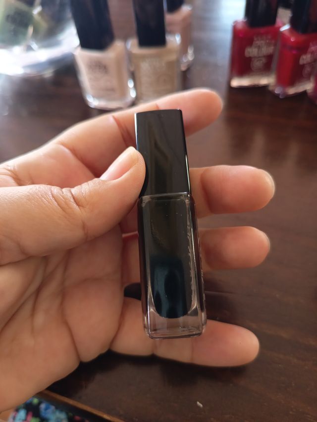 Esmaltes Avon Ultra Colour Negro.