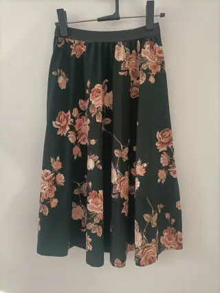 Falda larga floral negra y rosa