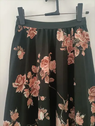 Falda larga floral negra y rosa