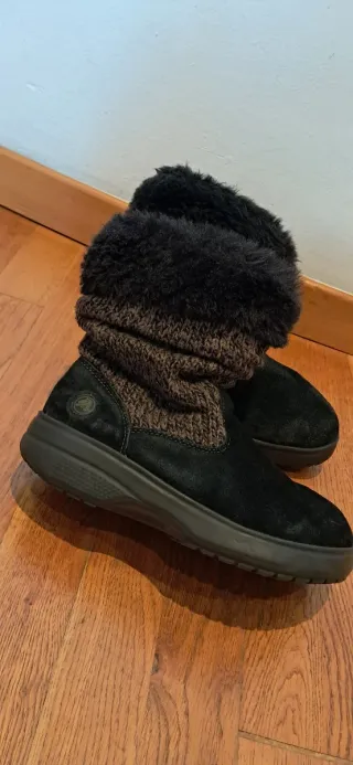 Stivali Crocs in pelle scamosciata con pelliccia