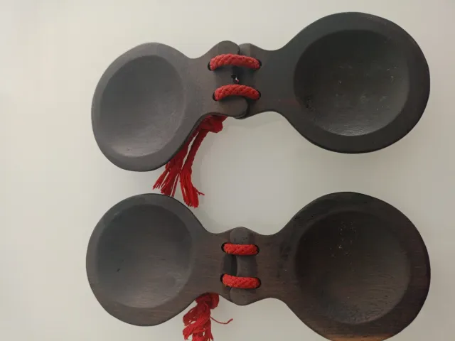 Castañuelas de madera con cordón rojo