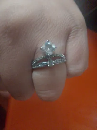 Anillo con piedras, escucho ofertas.