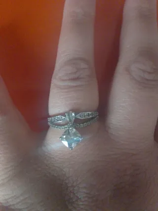 Anillo con piedras, escucho ofertas.