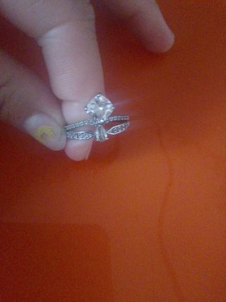 Anillo con piedras, escucho ofertas.