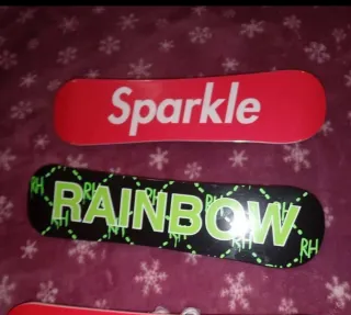 Confezione da 2 tavole da sci Rainbow High per bambole