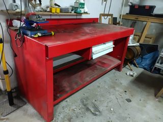 Banco de trabajo rojo para taller