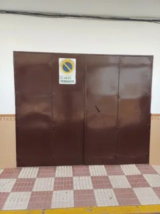 Puerta de garaje marrón