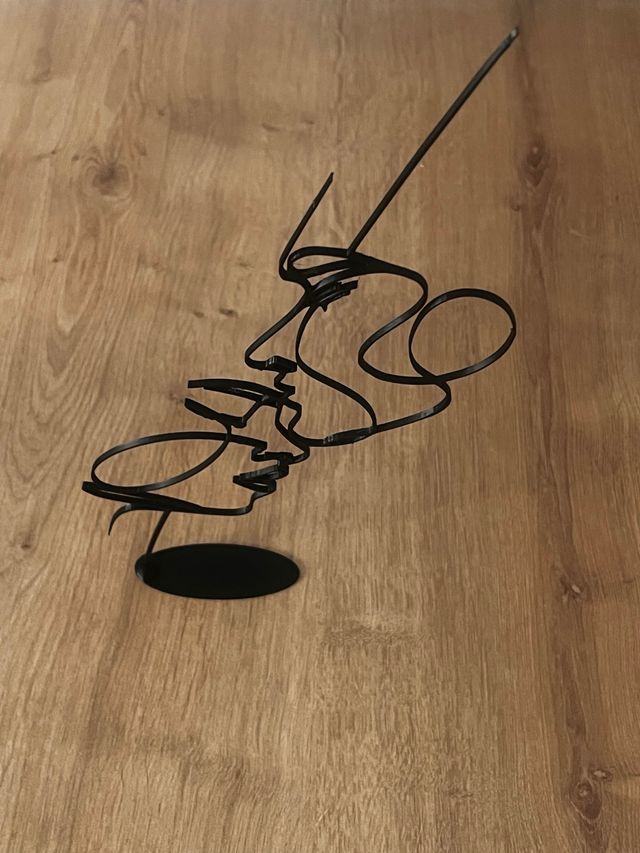 Escultura beso etéreo moderna