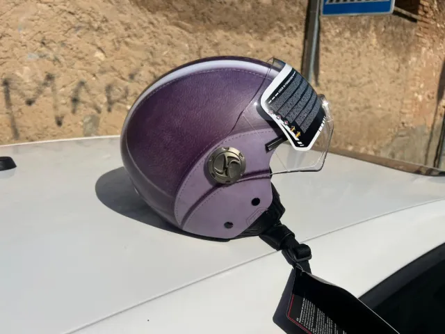 Casco de moto morado con visera