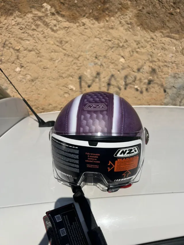 Casco de moto morado con visera
