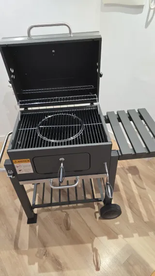 Barbacoa de carbón negra y plateada
