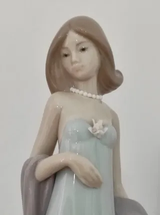 Figura Lladro Vestido de noche .