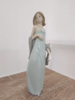 Figura Lladro Vestido de noche .