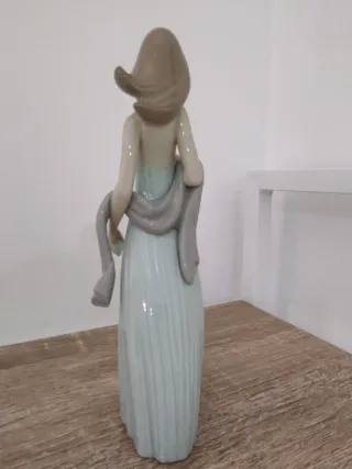 Figura Lladro Vestido de noche .