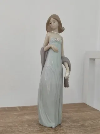 Figura Lladro Vestido de noche .