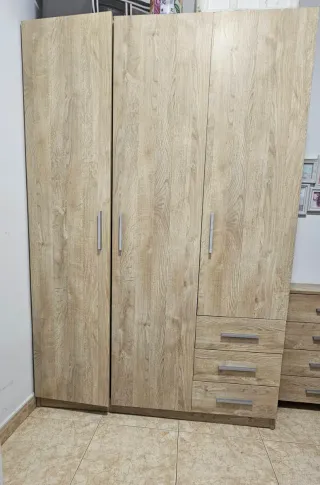 Armadio e cassettiera beige/marrone