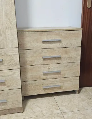 Armadio e cassettiera beige/marrone