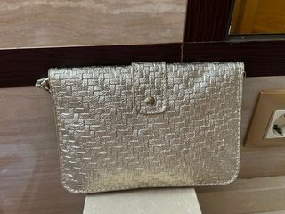 Bolso dorado tejido con cierre metálico