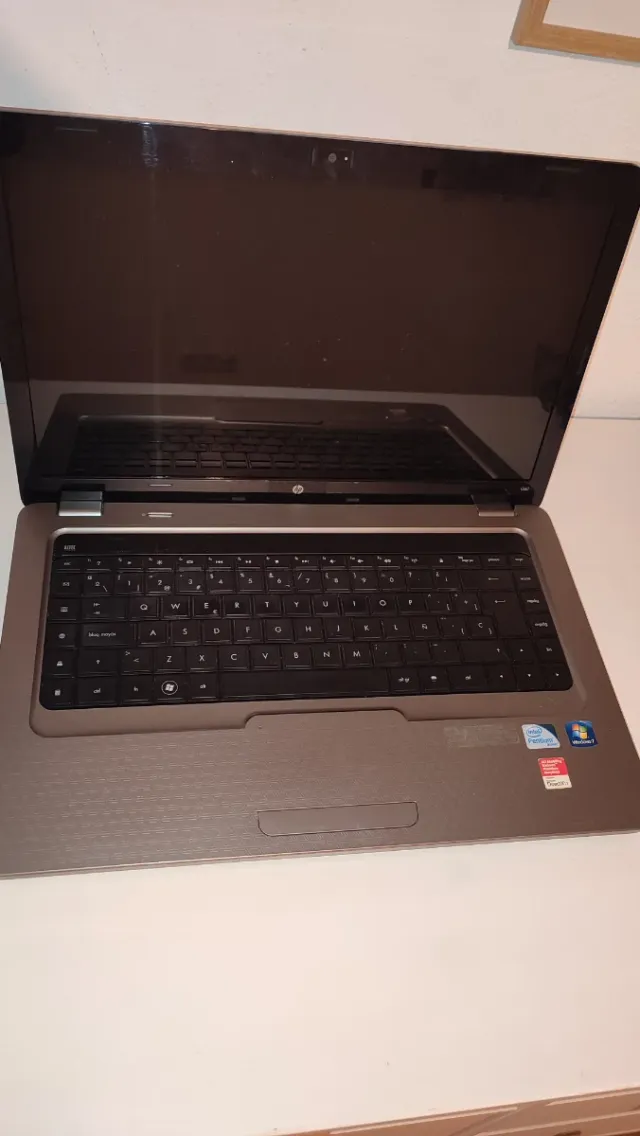 Laptop HP grigio argento e nero