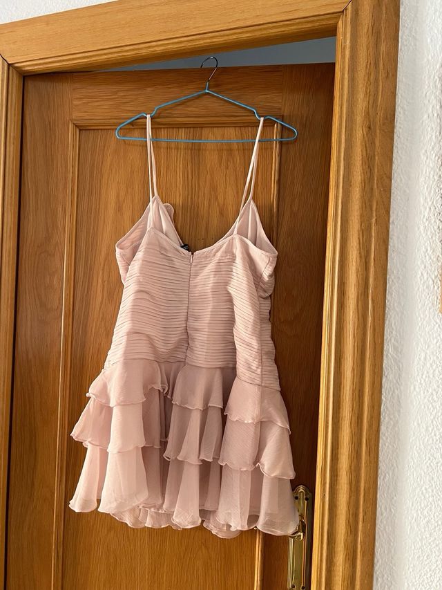 Vestido rosa con volantes