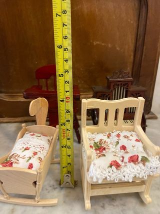 Giochi in legno per bambole