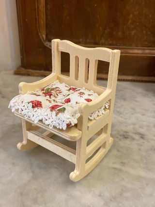 Giochi in legno per bambole