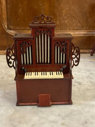 Giochi in legno per bambole