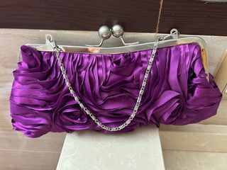 Bolso de fiesta morado con cadena