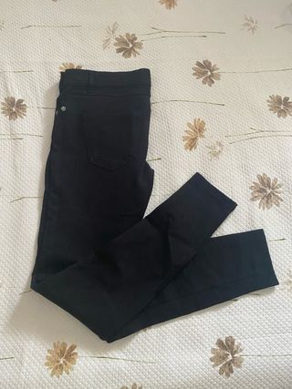 Pantalón vaquero negro ajustado de mujer - Zara 