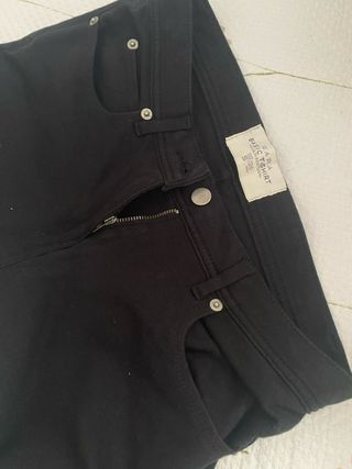 Pantalón vaquero negro ajustado de mujer - Zara 