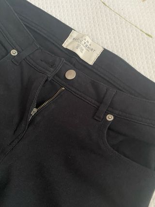 Pantalón vaquero negro ajustado de mujer - Zara 