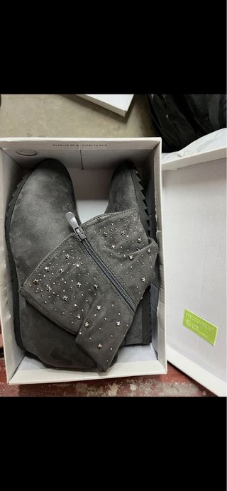 Botas de mujer grises con estrellas