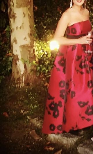Vestido de fiesta rojo y negro
Tiene bolsillos