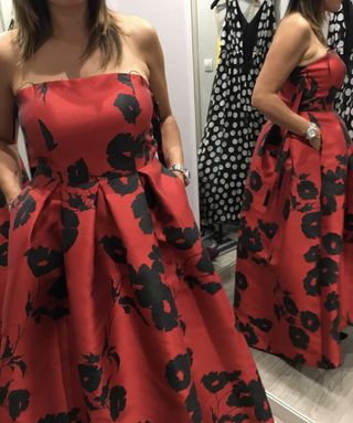 Vestido de fiesta rojo y negro
Tiene bolsillos
