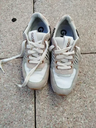 Zapatillas Gioseppo Beige y Blancas