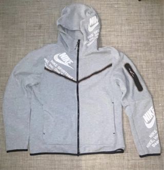 Nike Tech Fleece Gris con Logo Blanco