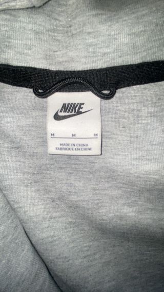 Nike Tech Fleece Gris con Logo Blanco