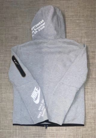 Nike Tech Fleece Gris con Logo Blanco