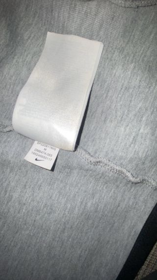 Nike Tech Fleece Gris con Logo Blanco
