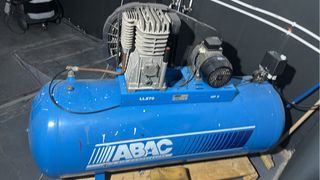 Compresor de aire 270 litros marca abac 380v tritr