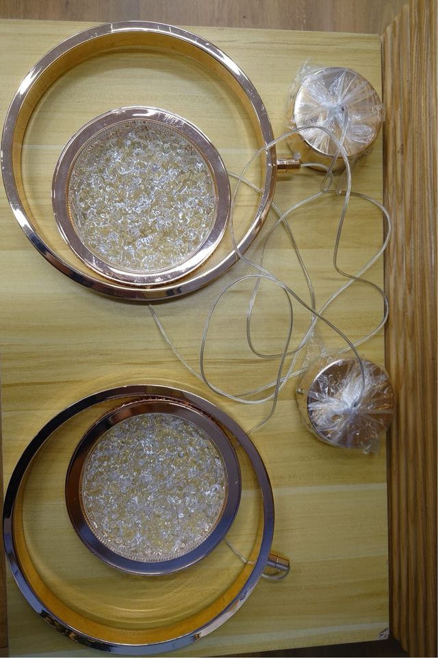 Lámpara colgante dorada con cristal