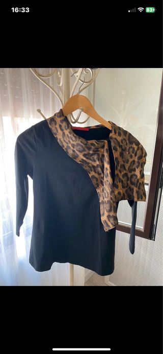 Camiseta Carolina Herrera Negra con Estampado Anim