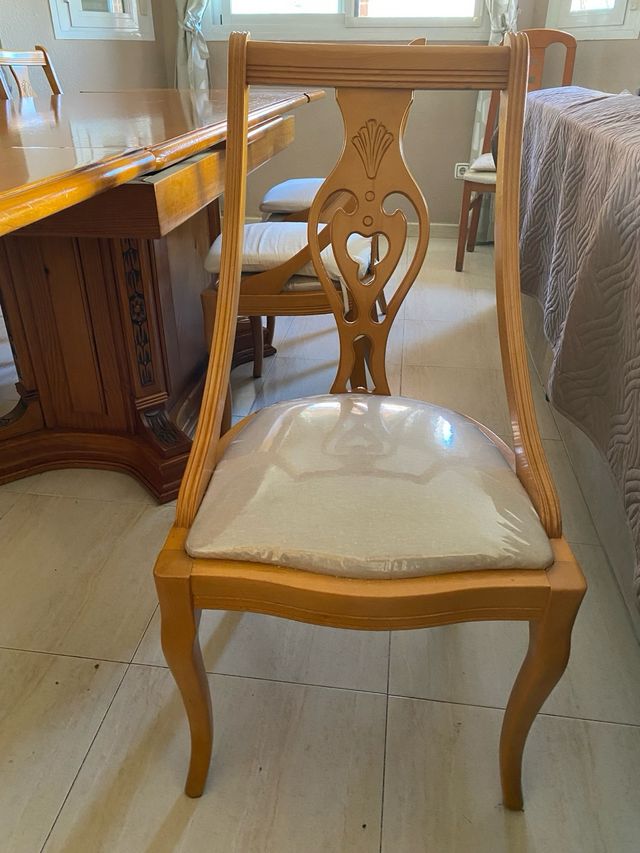 Mesa de comedor de madera con 6 sillas.