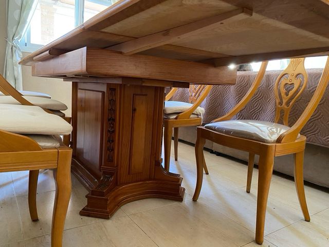 Mesa de comedor de madera con 6 sillas.