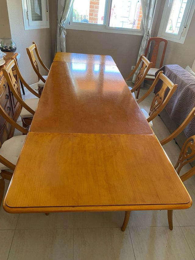 Mesa de comedor de madera con 6 sillas.